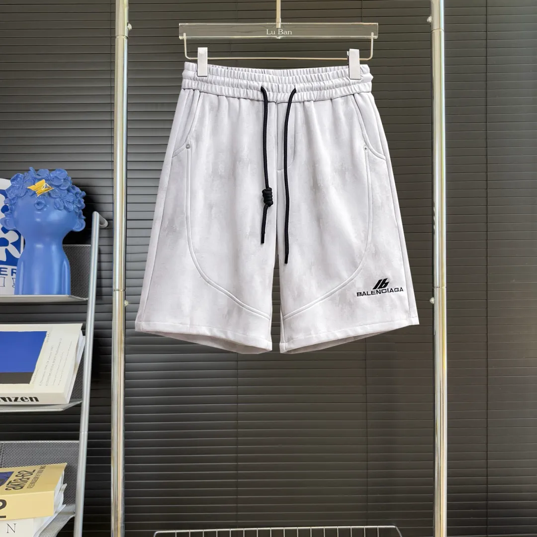 Balenciaga's three-standard complete 2026 summer New Arrival men's casual shorts, advanced custom-made Breathable fabric, Breathable fabric, extremely stretchy and comfortable, impeccable details, top-grade accessories, original logo design concept, delicate and soft feel! The upper body fit is awesome! Size: M-XXXL Please state your height and weight when ordering